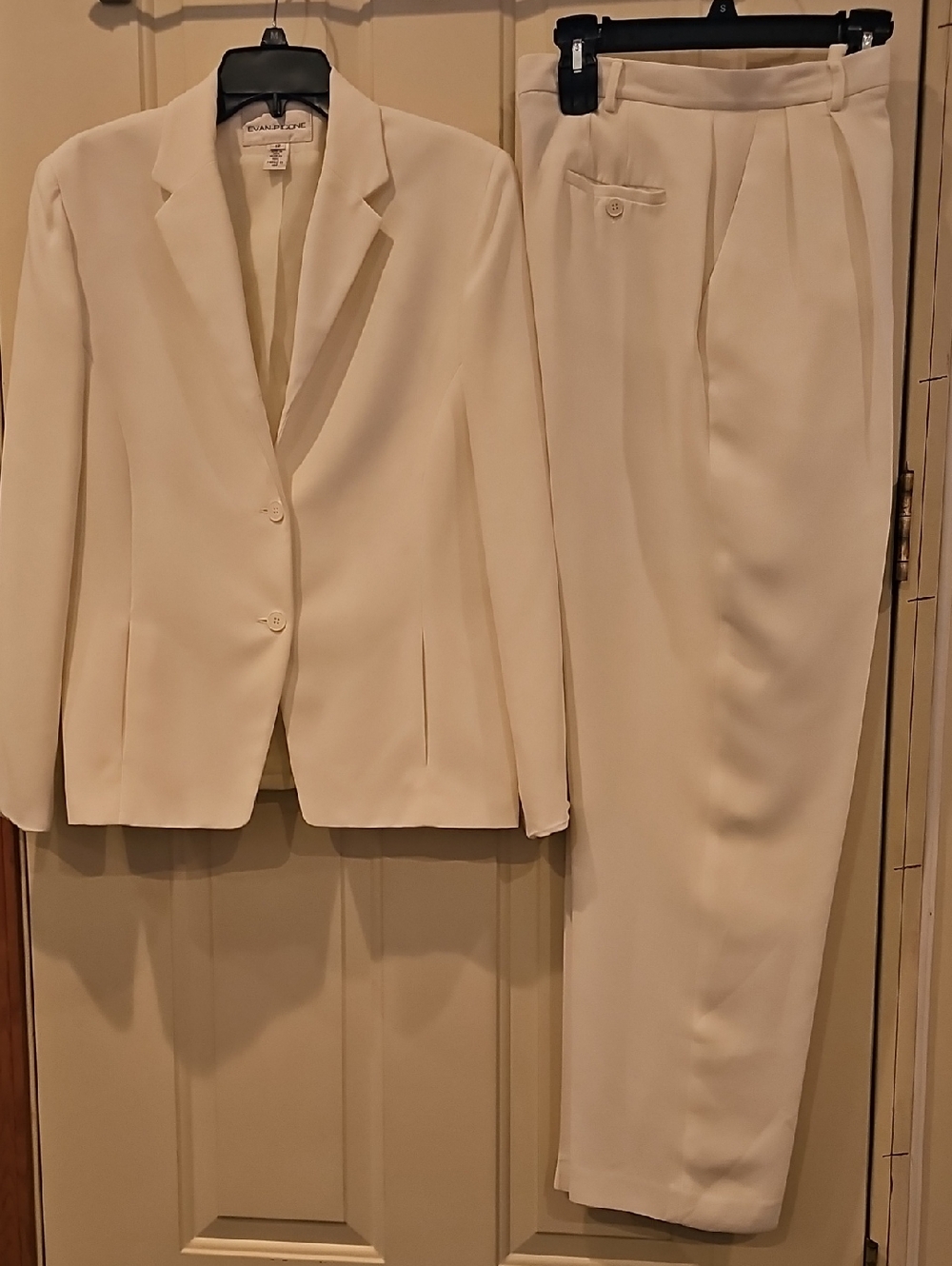 Evan Picone Women's Cream Two-Piece Blazer and Trouser Suit